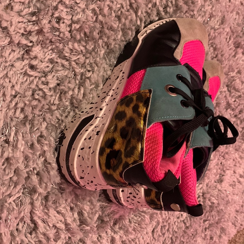 Woman’s size 7 shoes: worn few times: in great shape: $30 comment if interested!